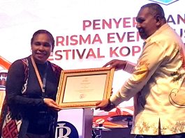 Wakil Gubernur Papua Dr. Aryoko A.F. Rumaropen, S.P., M.Eng. saat menerima piagam penghargaan Kharisma Event Nusantara pada Pembukaan Festival Kopi Papua 2026