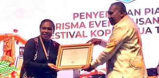Wakil Gubernur Papua Dr. Aryoko A.F. Rumaropen, S.P., M.Eng. saat menerima piagam penghargaan Kharisma Event Nusantara pada Pembukaan Festival Kopi Papua 2026