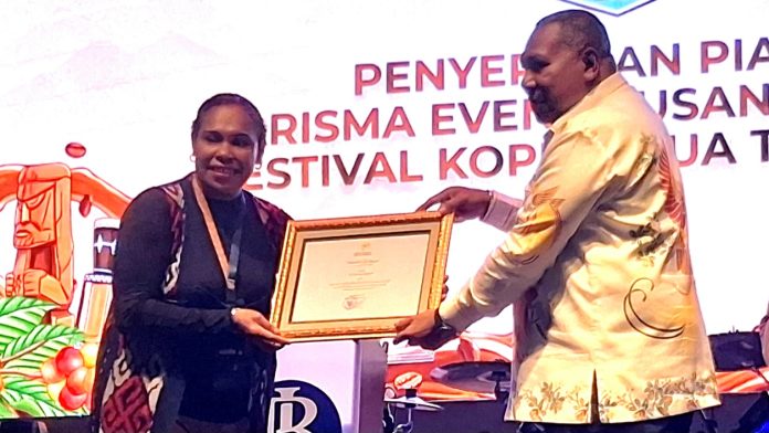 Wakil Gubernur Papua Dr. Aryoko A.F. Rumaropen, S.P., M.Eng. saat menerima piagam penghargaan Kharisma Event Nusantara pada Pembukaan Festival Kopi Papua 2026