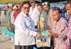 Pemprov Papua Perluas Sinergi dengan TNI AL Buka 20 Hektare Lahan Kedelai di Keerom Kepala Dinas Tanaman Pangan, Hortikultura dan Pangan Provinsi Papua, Lunanka V.M.L. Daimboa, SP., MM, saat menyerahkan bantuan sosial dalam kegiatan yang digelar Koaderal X di Jauapura, Rabu (12/08/26)