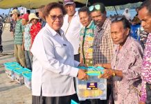 Pemprov Papua Perluas Sinergi dengan TNI AL Buka 20 Hektare Lahan Kedelai di Keerom Kepala Dinas Tanaman Pangan, Hortikultura dan Pangan Provinsi Papua, Lunanka V.M.L. Daimboa, SP., MM, saat menyerahkan bantuan sosial dalam kegiatan yang digelar Koaderal X di Jauapura, Rabu (12/08/26)