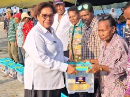 Kepala Dinas Tanaman Pangan, Hortikultura dan Pangan Provinsi Papua, Lunanka V.M.L. Daimboa, SP., MM, saat menyerahkan bantuan sosial dalam kegiatan yang digelar Koaderal X di Jauapura, Rabu (12/08/26)