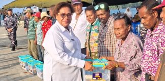 Kepala Dinas Tanaman Pangan, Hortikultura dan Pangan Provinsi Papua, Lunanka V.M.L. Daimboa, SP., MM, saat menyerahkan bantuan sosial dalam kegiatan yang digelar Koaderal X di Jauapura, Rabu (12/08/26)