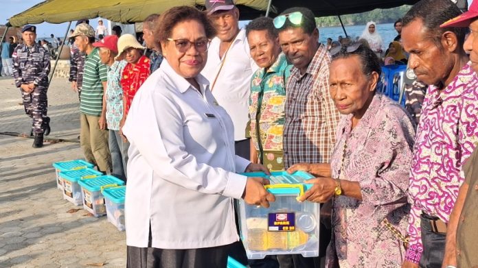 Kepala Dinas Tanaman Pangan, Hortikultura dan Pangan Provinsi Papua, Lunanka V.M.L. Daimboa, SP., MM, saat menyerahkan bantuan sosial dalam kegiatan yang digelar Koaderal X di Jauapura, Rabu (12/08/26) Kepala Dinas Tanaman Pangan, Hortikultura dan Pangan Provinsi Papua, Lunanka V.M.L. Daimboa, SP., MM, saat menyerahkan bantuan sosial dalam kegiatan yang digelar Koaderal X di Jauapura, Rabu (12/08/26)