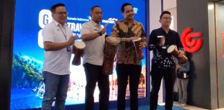 Pembukaan GATF 2026 yang ditandai dengan penabuhan tifa oleh Staf Ahli Gubernur Papua Bidang Pemerintahan, Hukum dan Politik, Dr. Triwarno Purnomo, S.STP, bersama Regional CEO Bank Mandiri Region XII Papua, Antonius Budi Setiawan, VP Miles & Ancillary Garuda Indonesia, Purwa Adi Gurnita, dan GM Garuda Indonesia Area Jayapura, Innu Al Kautsar di Mall Jayapura, Jumat (28/08/26)