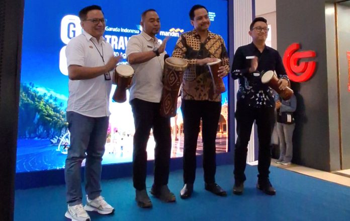 Pembukaan GATF 2026 yang ditandai dengan penabuhan tifa oleh Staf Ahli Gubernur Papua Bidang Pemerintahan, Hukum dan Politik, Dr. Triwarno Purnomo, S.STP, bersama Regional CEO Bank Mandiri Region XII Papua, Antonius Budi Setiawan, VP Miles & Ancillary Garuda Indonesia, Purwa Adi Gurnita, dan GM Garuda Indonesia Area Jayapura, Innu Al Kautsar di Mall Jayapura, Jumat (28/08/26)