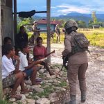 Patroli Humanis Satgas Ops Damai Cartenz Hangatkan Kenyam
