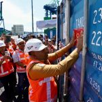 Wagub Papua Lepas Pengiriman 30 Ton Kopra Sarmi, Dorong Penguatan Ekonomi Berbasis Potensi Lokal Wakil Gubernur Papua Dr. Aryoko A.F. Rumaropen, S.P., M.Eng. saat menempelkan sticker karantina pada pelepasan pengiriman kopra di Pelabuhan Jayapura, Selasa (11/8)
