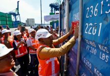 Wakil Gubernur Papua Dr. Aryoko A.F. Rumaropen, S.P., M.Eng. saat menempelkan sticker karantina pada pelepasan pengiriman kopra di Pelabuhan Jayapura, Selasa (11/8)