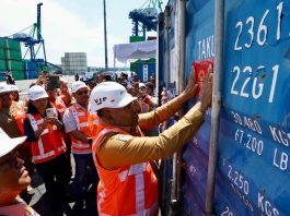 Wakil Gubernur Papua Dr. Aryoko A.F. Rumaropen, S.P., M.Eng. saat menempelkan sticker karantina pada pelepasan pengiriman kopra di Pelabuhan Jayapura, Selasa (11/8)