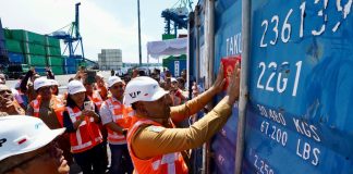 Wakil Gubernur Papua Dr. Aryoko A.F. Rumaropen, S.P., M.Eng. saat menempelkan sticker karantina pada pelepasan pengiriman kopra di Pelabuhan Jayapura, Selasa (11/8)