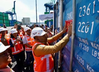 Wakil Gubernur Papua Dr. Aryoko A.F. Rumaropen, S.P., M.Eng. saat menempelkan sticker karantina pada pelepasan pengiriman kopra di Pelabuhan Jayapura, Selasa (11/8)