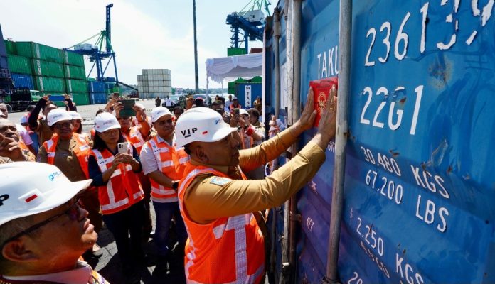 Wakil Gubernur Papua Dr. Aryoko A.F. Rumaropen, S.P., M.Eng. saat menempelkan sticker karantina pada pelepasan pengiriman kopra di Pelabuhan Jayapura, Selasa (11/8) Wakil Gubernur Papua Dr. Aryoko A.F. Rumaropen, S.P., M.Eng. saat menempelkan sticker karantina pada pelepasan pengiriman kopra di Pelabuhan Jayapura, Selasa (11/8)