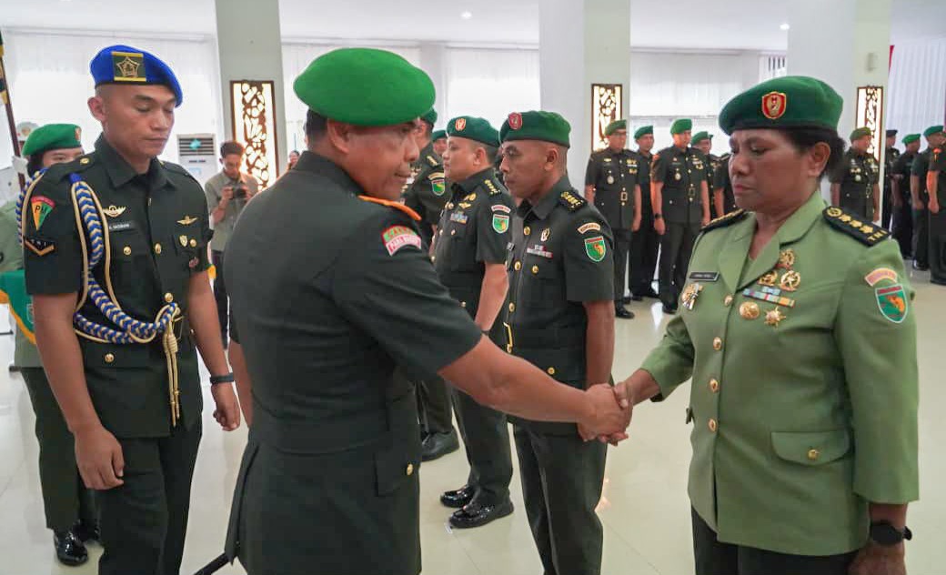 Pangdam XVII/Cenderawasih Mayjen TNI Febriel Buyung Sikumbang, S.H., M.M., berjabat tangan dengan Kolonel Chk. (K) Yuliana Rosario Yoku, S.H. usai Serah Terima Jabatan di Makodam XVII/Cenderawasih, Selasa (11/8/26)