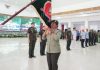Kolonel Chk. (K) Yuliana Rosario Yoku, S.H. mencium Pataka Kodam XVII/Cenderawasih pada Serah Terima Jabatan di Makodam XVII/Cenderawasih, Selasa (11/8/26)