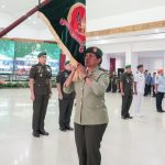 Kolonel Chk. (K) Yuliana Rosario Yoku, S.H. mencium Pataka Kodam XVII/Cenderawasih pada Serah Terima Jabatan di Makodam XVII/Cenderawasih, Selasa (11/8/26)