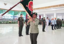 Kolonel Chk. (K) Yuliana Rosario Yoku, S.H. mencium Pataka Kodam XVII/Cenderawasih pada Serah Terima Jabatan di Makodam XVII/Cenderawasih, Selasa (11/8/26)