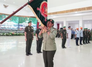 Kolonel Chk. (K) Yuliana Rosario Yoku, S.H. mencium Pataka Kodam XVII/Cenderawasih pada Serah Terima Jabatan di Makodam XVII/Cenderawasih, Selasa (11/8/26)