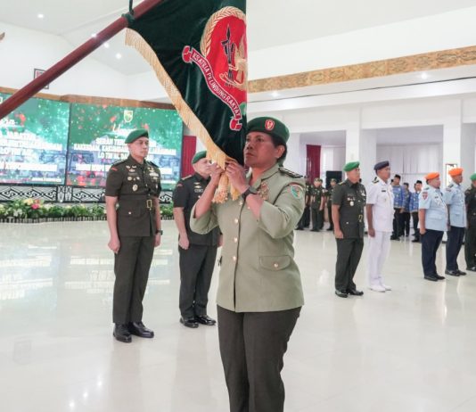 Kolonel Chk. (K) Yuliana Rosario Yoku, S.H. mencium Pataka Kodam XVII/Cenderawasih pada Serah Terima Jabatan di Makodam XVII/Cenderawasih, Selasa (11/8/26)