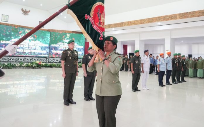 Kolonel Chk. (K) Yuliana Rosario Yoku, S.H. mencium Pataka Kodam XVII/Cenderawasih pada Serah Terima Jabatan di Makodam XVII/Cenderawasih, Selasa (11/8/26)