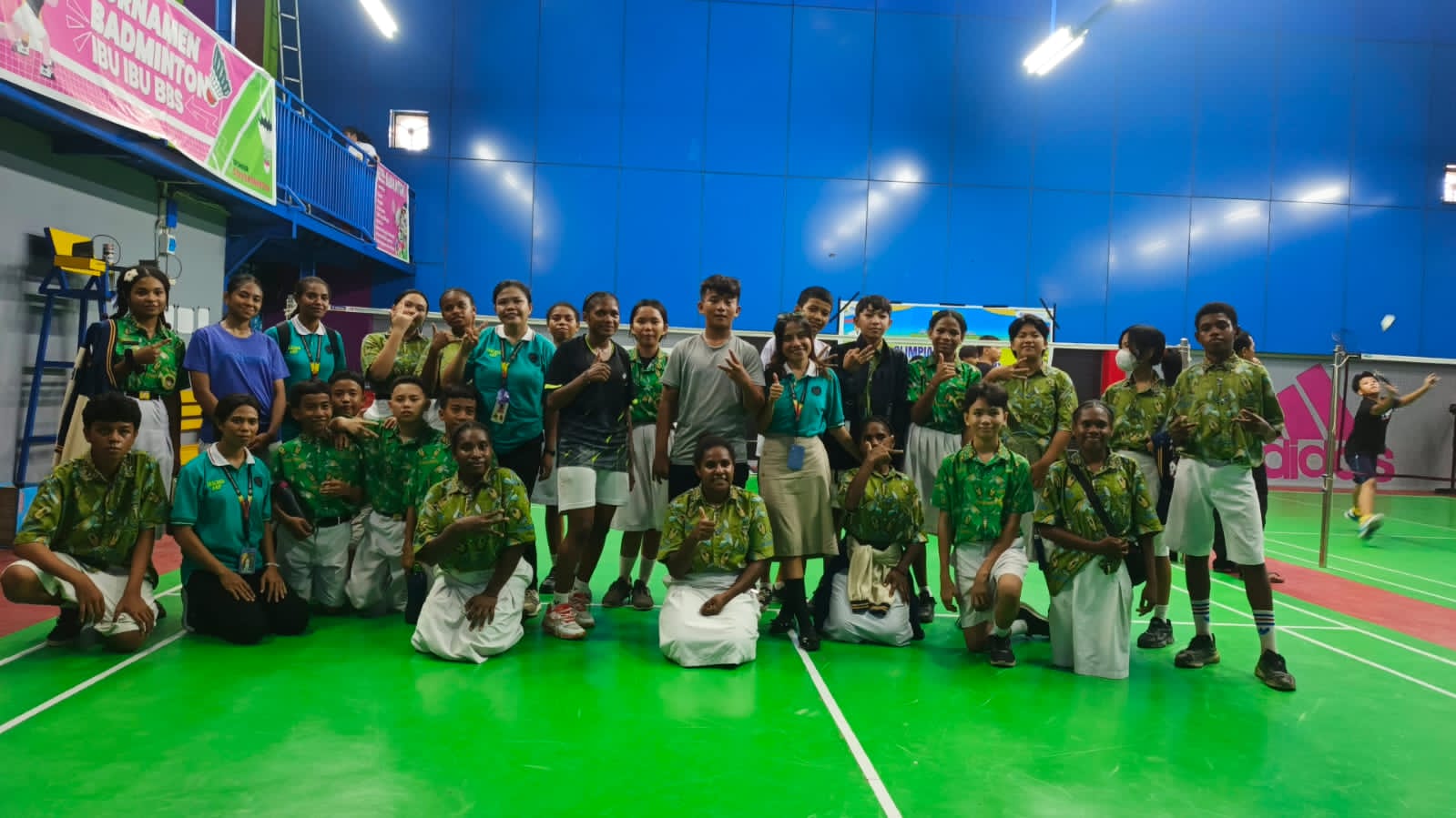 Caption : Foto bersama, saat para guru dan siswa/Siswi SMP Anak Hebat Papua memberikan supporter kepada Shara dan Rafael Loi saat mengikuti O2SN tingkat Kita Provinsi Papua