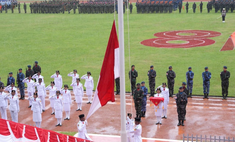 Pengibaran bendera merah putih pada peringatan HUT Kemerdekaan Republik Indonesia Tingkat Provinsi Papua, Senin (17/08/26)