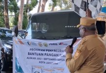 Wali Kota Jayapura Penyaluran Beras Bantuan untuk Warga Kurang Mampu