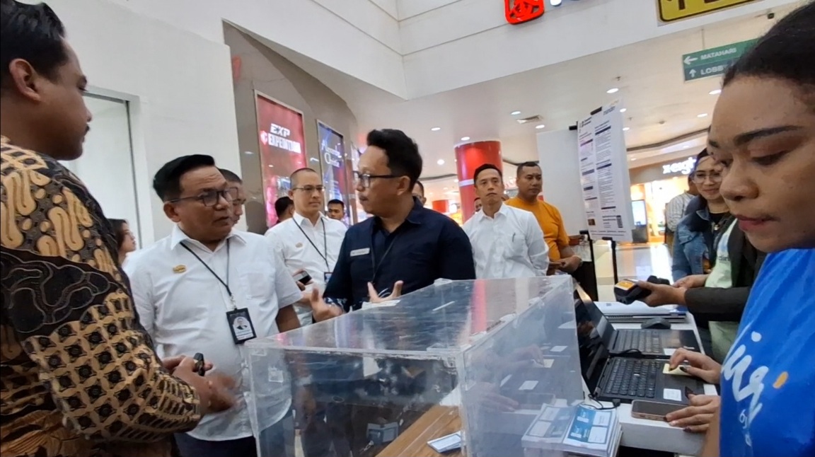 Regional CEO Bank Mandiri Region XII Papua, Antonius Budi Setiawan bersama  VP Miles & Ancillary Garuda Indonesia, Purwa Adi Gurnita, dan  GM Garuda Indonesia Area Jayapura, Innu Al Kautsar saat berada di Tenan Bank Mandiri pada kunjungan stand GSTF 2026 di Mall Jayapura, Jumat (28/08/26)
