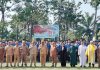 Wali Kota Jayapura, Abisai Rollo dan Wakil Wali Kota Jayapura, Rustan Saru bersama unsur pimpinan OPD di lingkup Pemerintah Kotamadya Jayapura berfoto bersama para ASN yang baru terima SK di lapangan apel Kantor Wali Kota Jayapura, Senin (24/8/26)