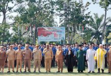 Resmi Terima SK, 597 ASN Pemkot Jayapura Diperingatkan untuk Kerja Jujur Wali Kota Jayapura, Abisai Rollo dan Wakil Wali Kota Jayapura, Rustan Saru bersama unsur pimpinan OPD di lingkup Pemerintah Kotamadya Jayapura berfoto bersama para ASN yang baru terima SK di lapangan apel Kantor Wali Kota Jayapura, Senin (24/8/26)