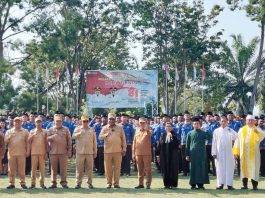 Wali Kota Jayapura, Abisai Rollo dan Wakil Wali Kota Jayapura, Rustan Saru bersama unsur pimpinan OPD di lingkup Pemerintah Kotamadya Jayapura berfoto bersama para ASN yang baru terima SK di lapangan apel Kantor Wali Kota Jayapura, Senin (24/8/26)