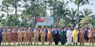 Resmi Terima SK, 597 ASN Pemkot Jayapura Diperingatkan untuk Kerja Jujur Wali Kota Jayapura, Abisai Rollo dan Wakil Wali Kota Jayapura, Rustan Saru bersama unsur pimpinan OPD di lingkup Pemerintah Kotamadya Jayapura berfoto bersama para ASN yang baru terima SK di lapangan apel Kantor Wali Kota Jayapura, Senin (24/8/26)