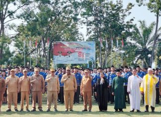 Resmi Terima SK, 597 ASN Pemkot Jayapura Diperingatkan untuk Kerja Jujur Wali Kota Jayapura, Abisai Rollo dan Wakil Wali Kota Jayapura, Rustan Saru bersama unsur pimpinan OPD di lingkup Pemerintah Kotamadya Jayapura berfoto bersama para ASN yang baru terima SK di lapangan apel Kantor Wali Kota Jayapura, Senin (24/8/26)