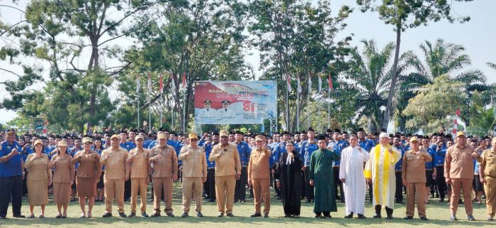 Wali Kota Jayapura, Abisai Rollo dan Wakil Wali Kota Jayapura, Rustan Saru bersama unsur pimpinan OPD di lingkup Pemerintah Kotamadya Jayapura berfoto bersama para ASN yang baru terima SK di lapangan apel Kantor Wali Kota Jayapura, Senin (24/8/26) Wali Kota Jayapura, Abisai Rollo dan Wakil Wali Kota Jayapura, Rustan Saru bersama unsur pimpinan OPD di lingkup Pemerintah Kotamadya Jayapura berfoto bersama para ASN yang baru terima SK di lapangan apel Kantor Wali Kota Jayapura, Senin (24/8/26)