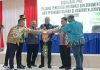 Pembukaan sosialisasi PPID bagi perangkat daerah di lingkungan Pemerintah Kabupaten Jayapura dengan pelabuhan tifa oleh Staf Ahli Gubernur Papua Bidang Pengembangan Masyarakat dan Budaya, Mathias Benoni Mano, S.Par., MKP., dan pejabat lain di Aula Lantai Dua Kantor Bupati Jayapura, Gunung Merah, Sentani, Kamis (24/9/26).