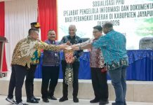 Pembukaan sosialisasi PPID bagi perangkat daerah di lingkungan Pemerintah Kabupaten Jayapura dengan pelabuhan tifa oleh Staf Ahli Gubernur Papua Bidang Pengembangan Masyarakat dan Budaya, Mathias Benoni Mano, S.Par., MKP., dan pejabat lain di Aula Lantai Dua Kantor Bupati Jayapura, Gunung Merah, Sentani, Kamis (24/9/26).