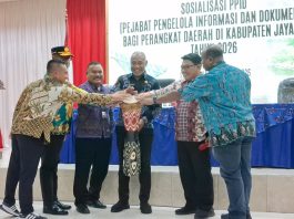 Pembukaan sosialisasi PPID bagi perangkat daerah di lingkungan Pemerintah Kabupaten Jayapura dengan pelabuhan tifa oleh Staf Ahli Gubernur Papua Bidang Pengembangan Masyarakat dan Budaya, Mathias Benoni Mano, S.Par., MKP., dan pejabat lain di Aula Lantai Dua Kantor Bupati Jayapura, Gunung Merah, Sentani, Kamis (24/9/26).