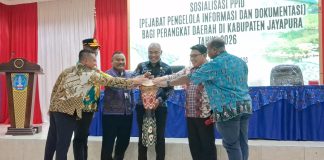 Pembukaan sosialisasi PPID bagi perangkat daerah di lingkungan Pemerintah Kabupaten Jayapura dengan pelabuhan tifa oleh Staf Ahli Gubernur Papua Bidang Pengembangan Masyarakat dan Budaya, Mathias Benoni Mano, S.Par., MKP., dan pejabat lain di Aula Lantai Dua Kantor Bupati Jayapura, Gunung Merah, Sentani, Kamis (24/9/26).