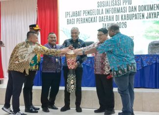 Perkuat Akses Informasi Publik, Pemprov Papua Gelar Sosialisasi PPID di Kabupaten Jayapura Pembukaan sosialisasi PPID bagi perangkat daerah di lingkungan Pemerintah Kabupaten Jayapura dengan pelabuhan tifa oleh Staf Ahli Gubernur Papua Bidang Pengembangan Masyarakat dan Budaya, Mathias Benoni Mano, S.Par., MKP., dan pejabat lain di Aula Lantai Dua Kantor Bupati Jayapura, Gunung Merah, Sentani, Kamis (24/9/26).