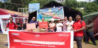 Peduli Korban Kebakaran Dok V Bawah, Telkomsel Bagikan Sembako dan Voucher Internet Gratis