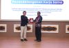 Telkomsel dan Universitas Cenderawasih Buka Peluang Pengembangan Talenta Muda di Indonesia Timur Direktur Human Capital Management Telkomsel, Indrawan Ditapradana menyerahkan cenderamata kepada Wakil Rektor III Bidang Kemahasiswaan dan Alumni Universitas Cenderawasih, Dr. Septinus Saa, S.Sos., M.Si.