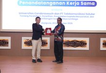 Telkomsel dan Universitas Cenderawasih Buka Peluang Pengembangan Talenta Muda di Indonesia Timur Direktur Human Capital Management Telkomsel, Indrawan Ditapradana menyerahkan cenderamata kepada Wakil Rektor III Bidang Kemahasiswaan dan Alumni Universitas Cenderawasih, Dr. Septinus Saa, S.Sos., M.Si.