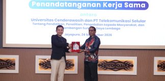 Telkomsel dan Universitas Cenderawasih Buka Peluang Pengembangan Talenta Muda di Indonesia Timur Direktur Human Capital Management Telkomsel, Indrawan Ditapradana menyerahkan cenderamata kepada Wakil Rektor III Bidang Kemahasiswaan dan Alumni Universitas Cenderawasih, Dr. Septinus Saa, S.Sos., M.Si.