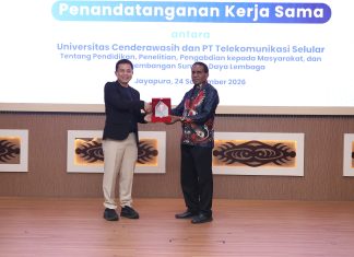 Telkomsel dan Universitas Cenderawasih Buka Peluang Pengembangan Talenta Muda di Indonesia Timur Direktur Human Capital Management Telkomsel, Indrawan Ditapradana menyerahkan cenderamata kepada Wakil Rektor III Bidang Kemahasiswaan dan Alumni Universitas Cenderawasih, Dr. Septinus Saa, S.Sos., M.Si.