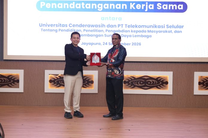 IMG-20260925-WA0015 Direktur Human Capital Management Telkomsel, Indrawan Ditapradana menyerahkan cenderamata kepada Wakil Rektor III Bidang Kemahasiswaan dan Alumni Universitas Cenderawasih, Dr. Septinus Saa, S.Sos., M.Si.
