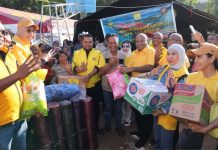 Peduli Sesama, Golkar Papua Beri Bantuan Bagi Korban Kebakaran Dok V Bawah