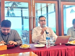 Kepala OJK Provinsi Papua, Fatwa Aulia didampingi oleh Kepala Bagian Pengawasan LJK OJK Provinsi Papua, Yosua Rinaldy, serta Kepala Bagian Pengawasan Perilaku PUJK, Edukasi, Pelindungan Konsumen, dan Layanan Manajemen Strategis OJK Provinsi Papua, Viktorinus Donny Vika Permana, dalam acara Bincang-Bincang Media di Djoeragan Dapur Resto dan Cafe, Pantai Holtekamp, Rabu (30/9/26)