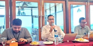 Kepala OJK Provinsi Papua, Fatwa Aulia didampingi oleh Kepala Bagian Pengawasan LJK OJK Provinsi Papua, Yosua Rinaldy, serta Kepala Bagian Pengawasan Perilaku PUJK, Edukasi, Pelindungan Konsumen, dan Layanan Manajemen Strategis OJK Provinsi Papua, Viktorinus Donny Vika Permana, dalam acara Bincang-Bincang Media di Djoeragan Dapur Resto dan Cafe, Pantai Holtekamp, Rabu (30/9/26)