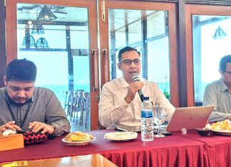 Selain Edukasi Pasar Modal, OJK Papua Perkuat Manajemen Resiko Sektor Jasa Keuangan Kepala OJK Provinsi Papua, Fatwa Aulia didampingi oleh Kepala Bagian Pengawasan LJK OJK Provinsi Papua, Yosua Rinaldy, serta Kepala Bagian Pengawasan Perilaku PUJK, Edukasi, Pelindungan Konsumen, dan Layanan Manajemen Strategis OJK Provinsi Papua, Viktorinus Donny Vika Permana, dalam acara Bincang-Bincang Media di Djoeragan Dapur Resto dan Cafe, Pantai Holtekamp, Rabu (30/9/26)