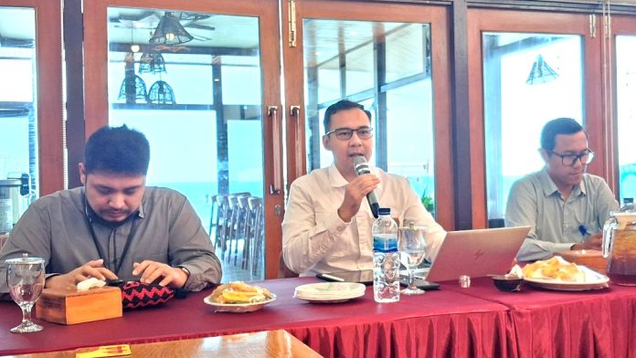 20260930_102905 Kepala OJK Provinsi Papua, Fatwa Aulia didampingi oleh Kepala Bagian Pengawasan LJK OJK Provinsi Papua, Yosua Rinaldy, serta Kepala Bagian Pengawasan Perilaku PUJK, Edukasi, Pelindungan Konsumen, dan Layanan Manajemen Strategis OJK Provinsi Papua, Viktorinus Donny Vika Permana, dalam acara Bincang-Bincang Media di Djoeragan Dapur Resto dan Cafe, Pantai Holtekamp, Rabu (30/9/26)